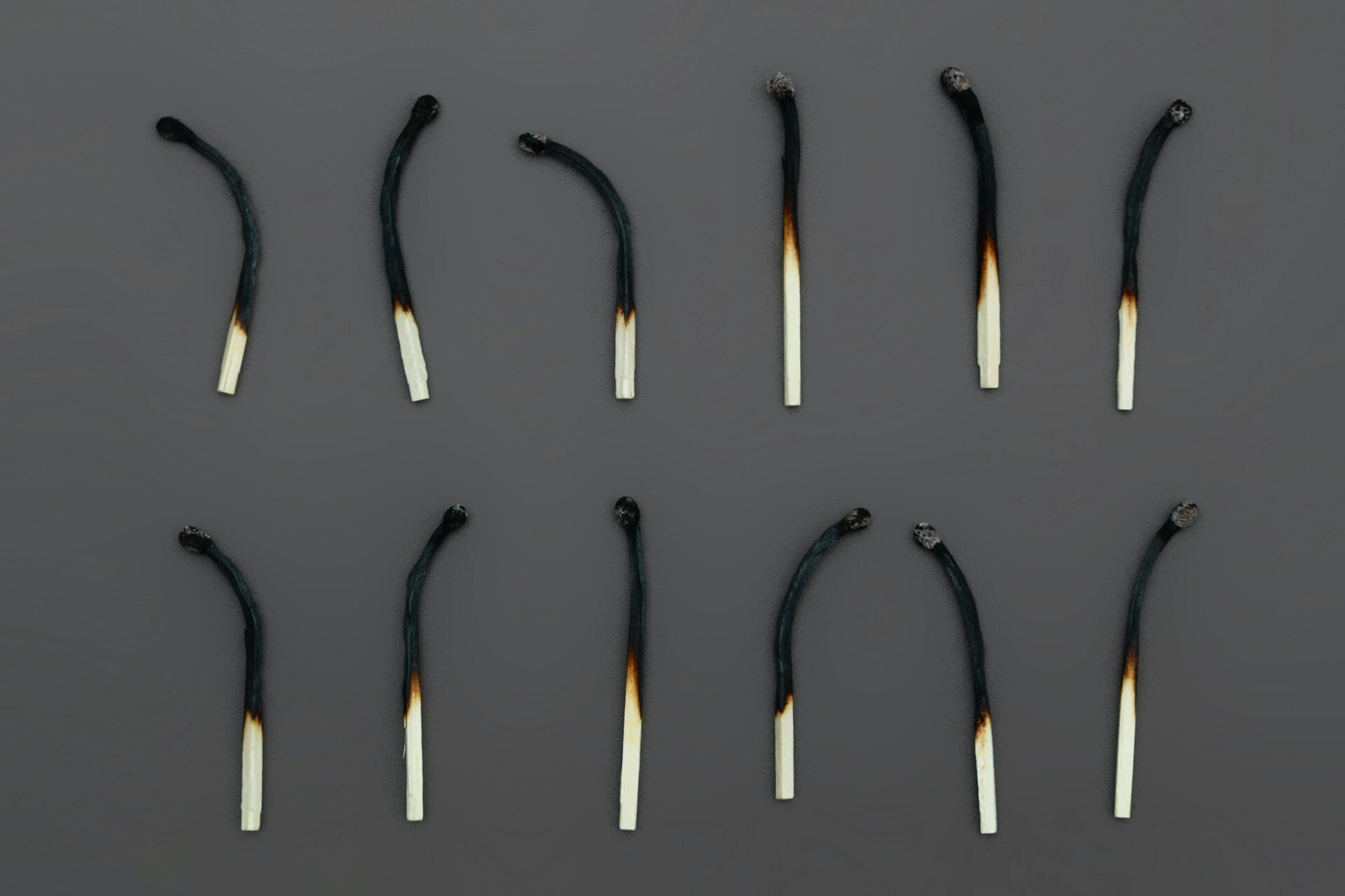 Das Bild zeigt 10 abgebrannte Streichhölzer | © Anne Nygard/Unsplash