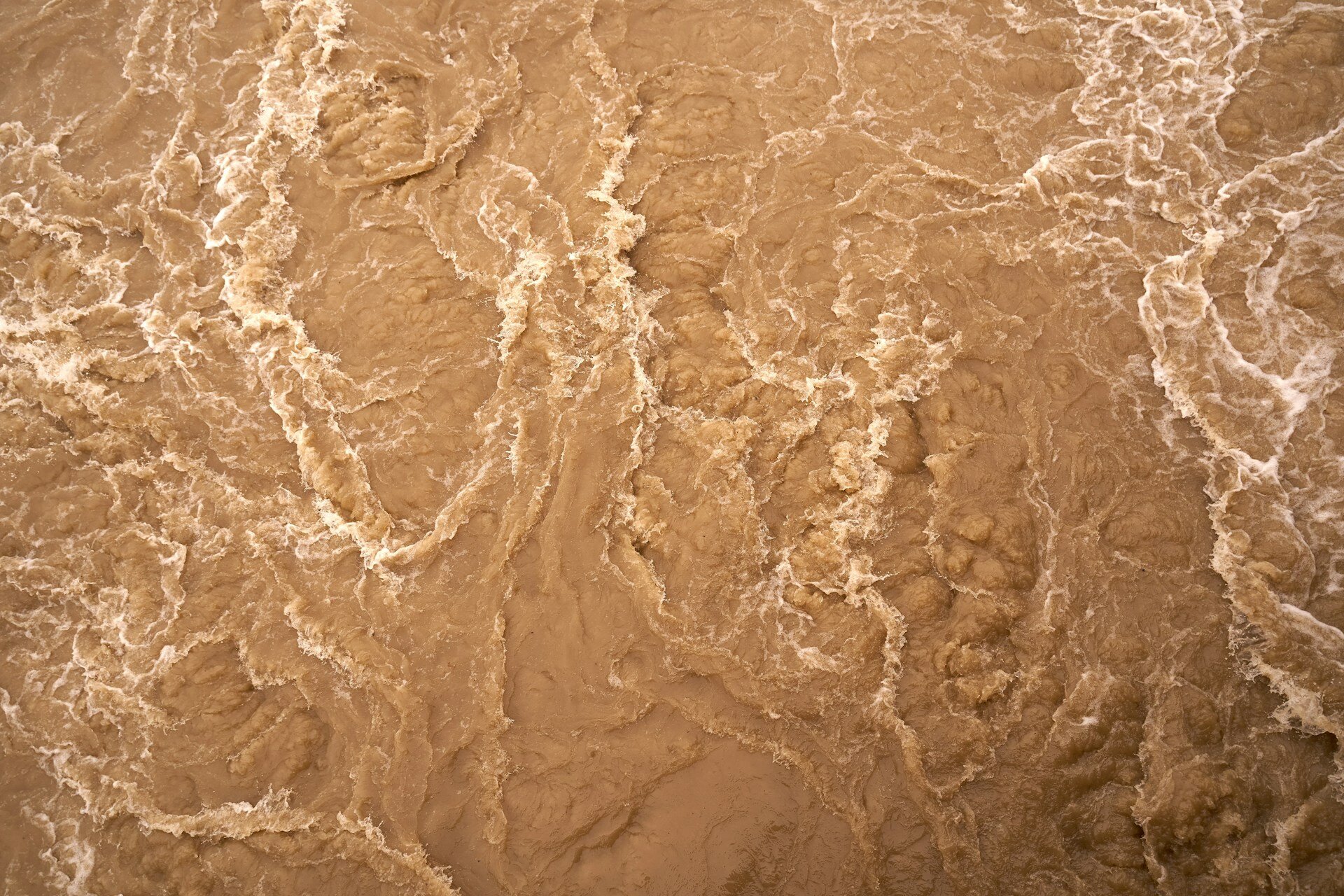 Das Bild zeigt bräunliches aufgewühltes Wasser | © Wolfgang Hasselmann/Unsplash