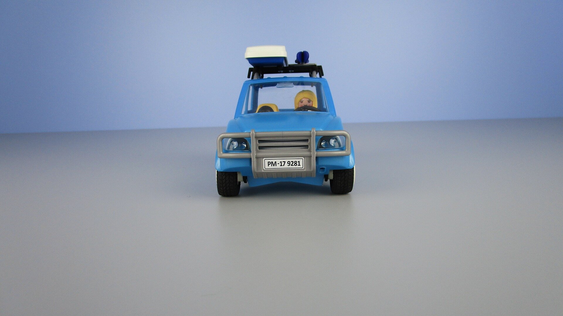 Das Bild zeigt ein kleines blaues Spielzeugauto mit einem Koffer auf dem Dachgepäckträger | © Tobias Wagner YouTube / Pixabay