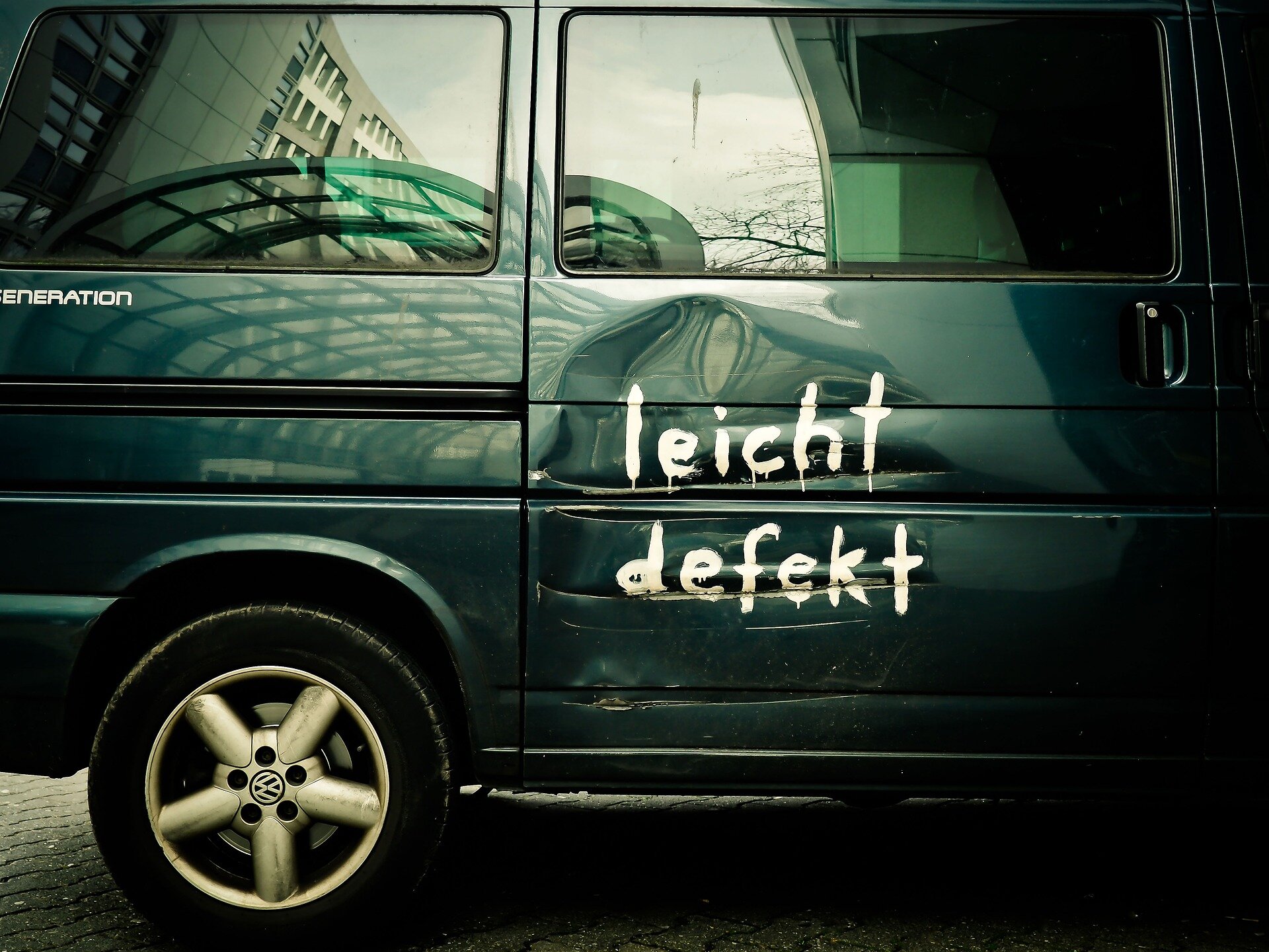 Das Foto zeigt ein Auto mit verbeulter Tür und dem Schriftzug 'leicht defekt'" | © Michael Gaida / Pixabay