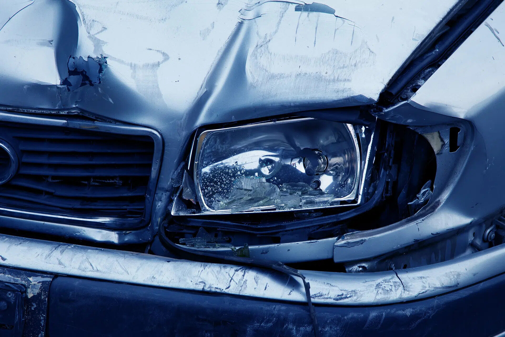Auf dem Bild ist der Ausschnitt einer kaputten Fahrzeugfront zu sehen. Besonders der Scheinwerfer ist zerstört. Das Auto glänzt schwarz-silber. | © PublicDomainPictures/pixabay