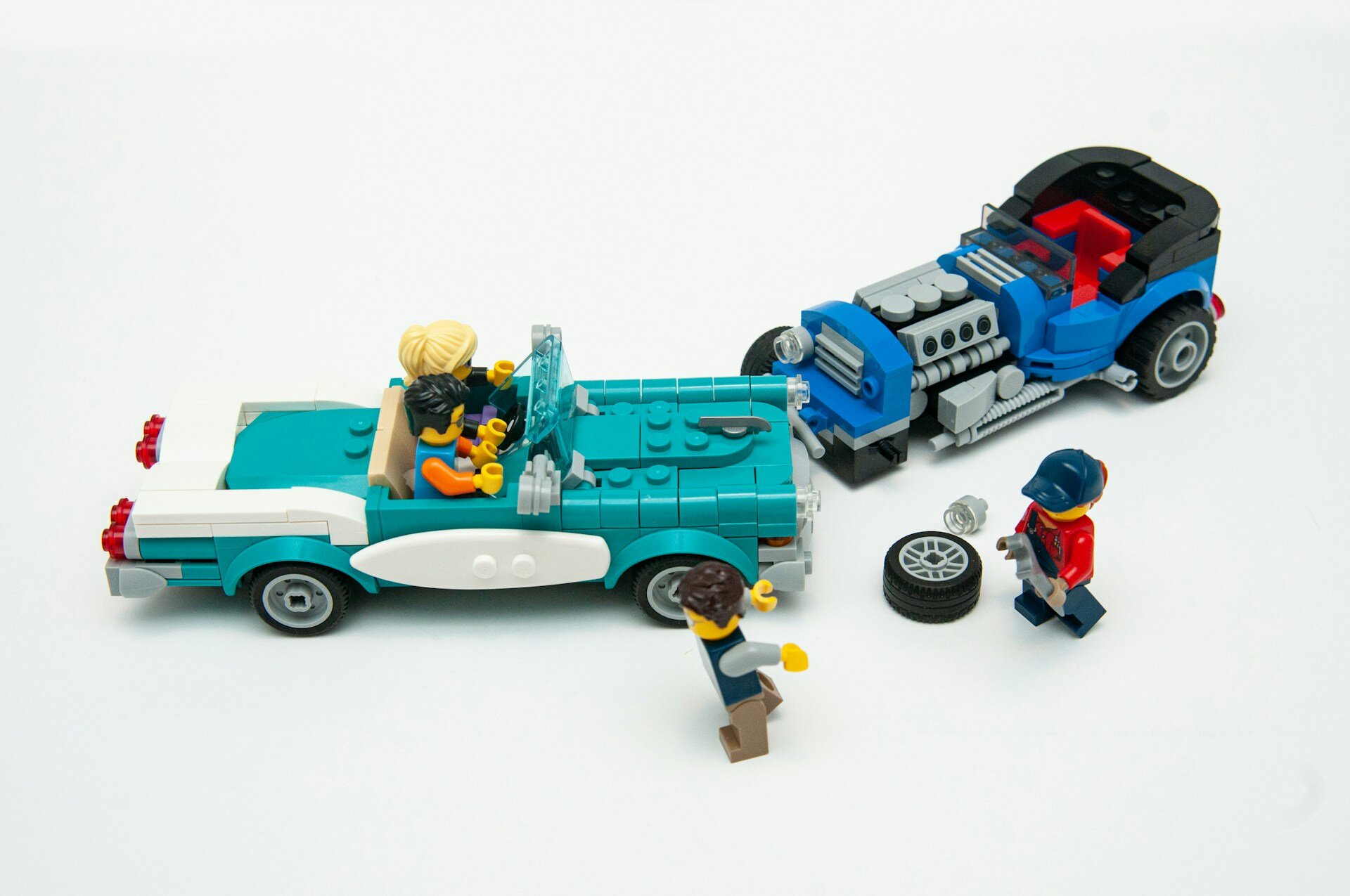 Auf dem Bild sieht man 2 mit Legosteinen zusammengebaute Autos, die einen Unfall hatten. Im Auto sitzen zwei Legofiguren. | © Matt Hudson/Unsplash
