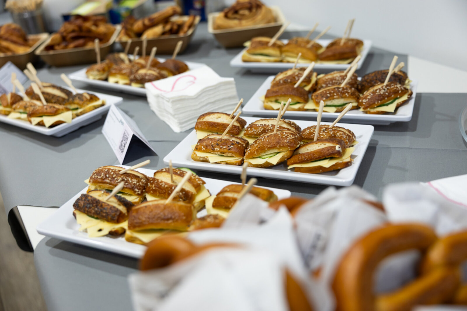 Das Bild zeigt ein Frühstücksbüffet mit Brezeln und belegten Brötchen. | © Valeska Achenbach
