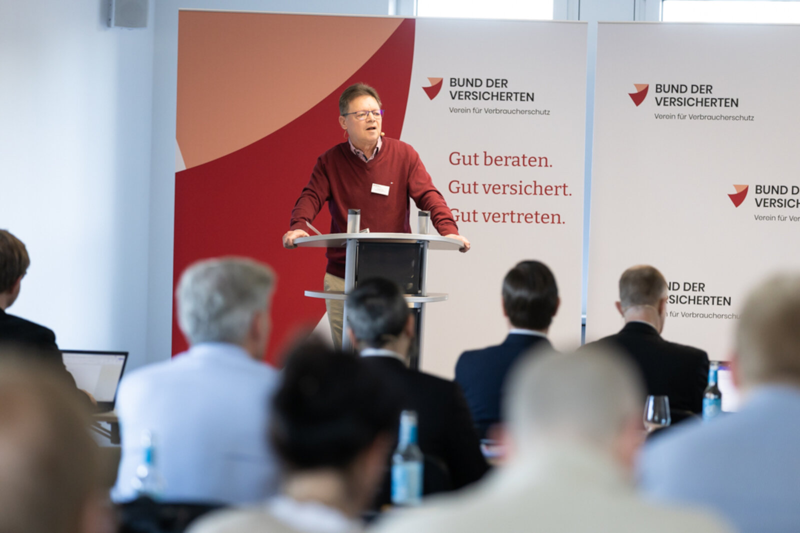 Das Bild zeigt BdV-Aufsichtsrat Rüdiger Falken an einem Redner-Pult vor Publikum. | © Valeska Achenbach