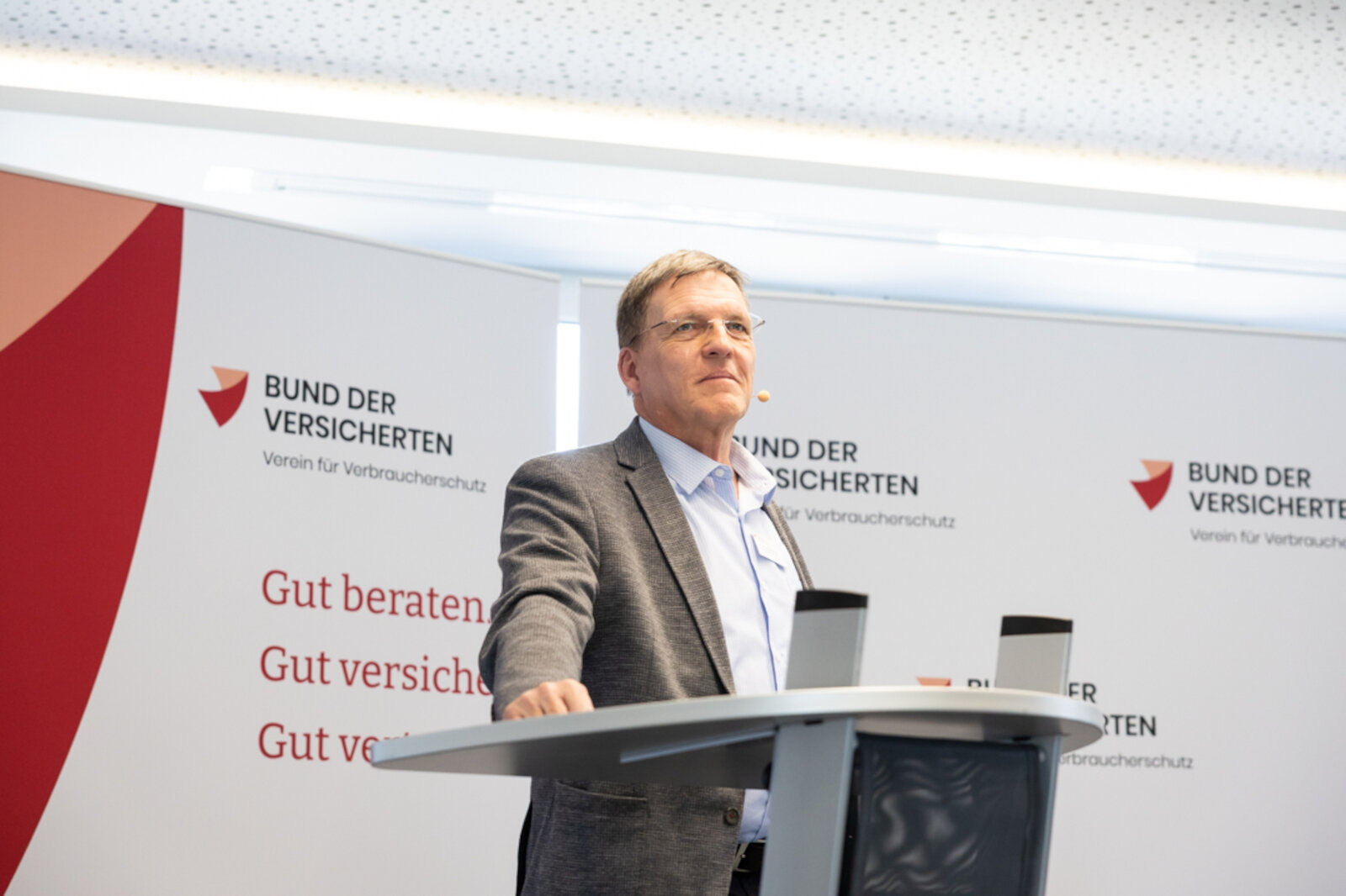 Das Bild zeigt Prof. Dr. Hartmut Walz auf der Bühne. | © Valeska Achenbach