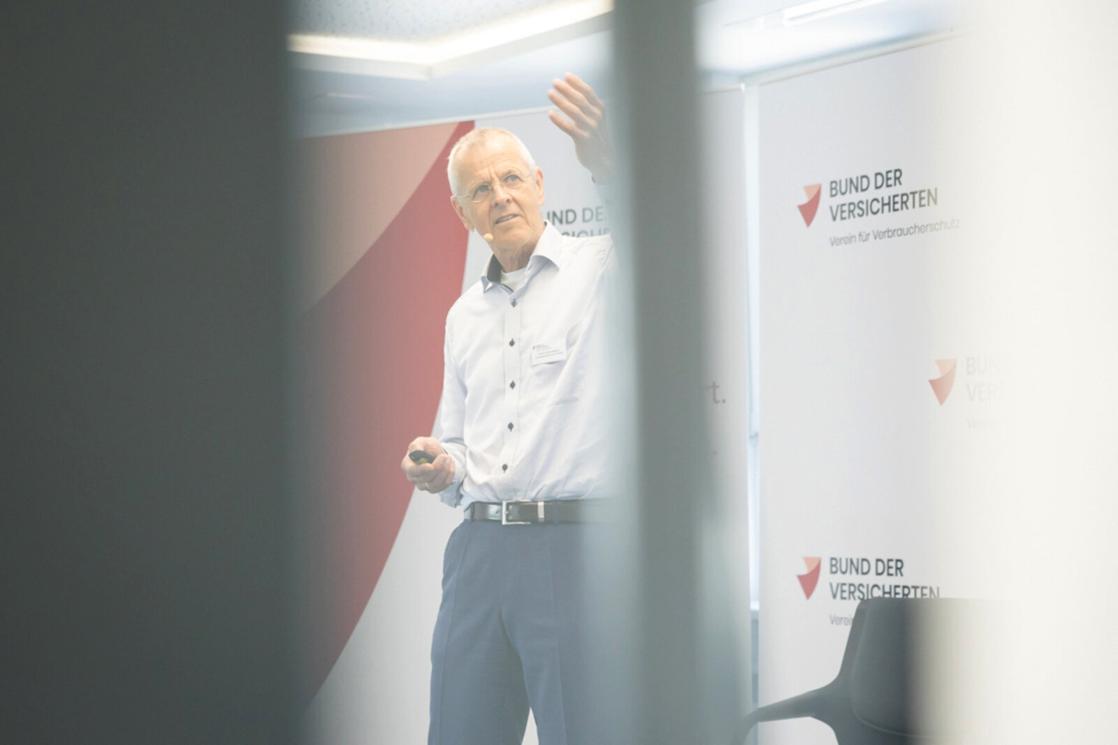 Das Bild zeigt Prof. Dr. Oskar Goecke bei seinem Vortrag. | © Valeska Achenbach
