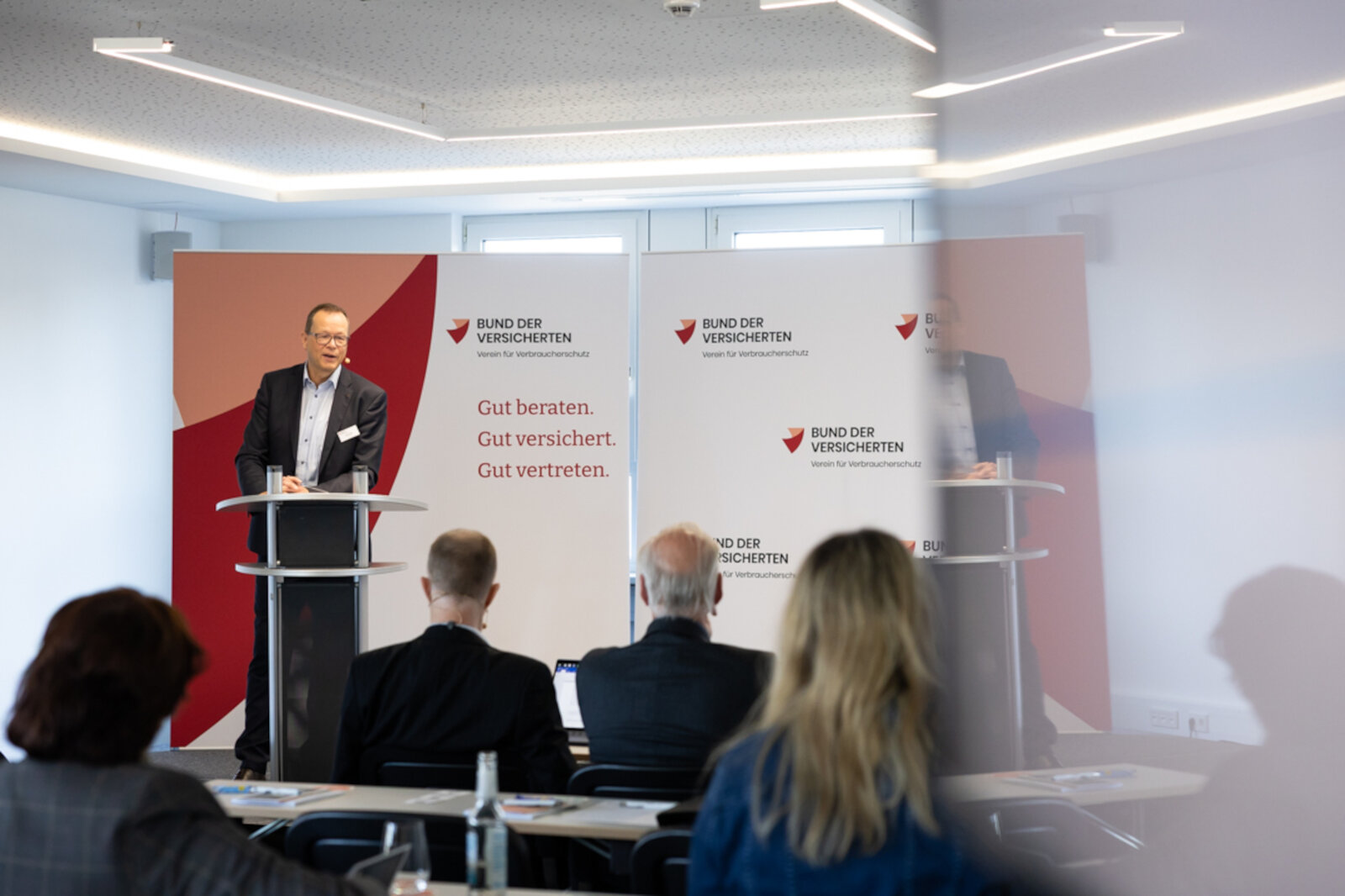 Das Bild zeigt Andreas Jakob bei seinem Vortrag. | © Valeska Achenbach