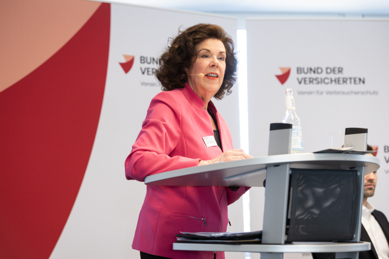 Das Bild zeigt Moderatorin Barbara Sternberger-Frey während der Diskussionsrunde. | © Valeska Achenbach