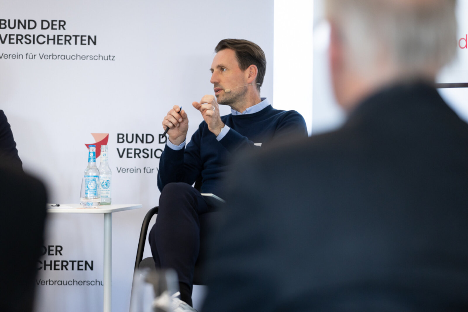 Das Bild zeigt BdV-Vorstand Stephen Rehmke während der Diskussionsrunde. | © Valeska Achenbach