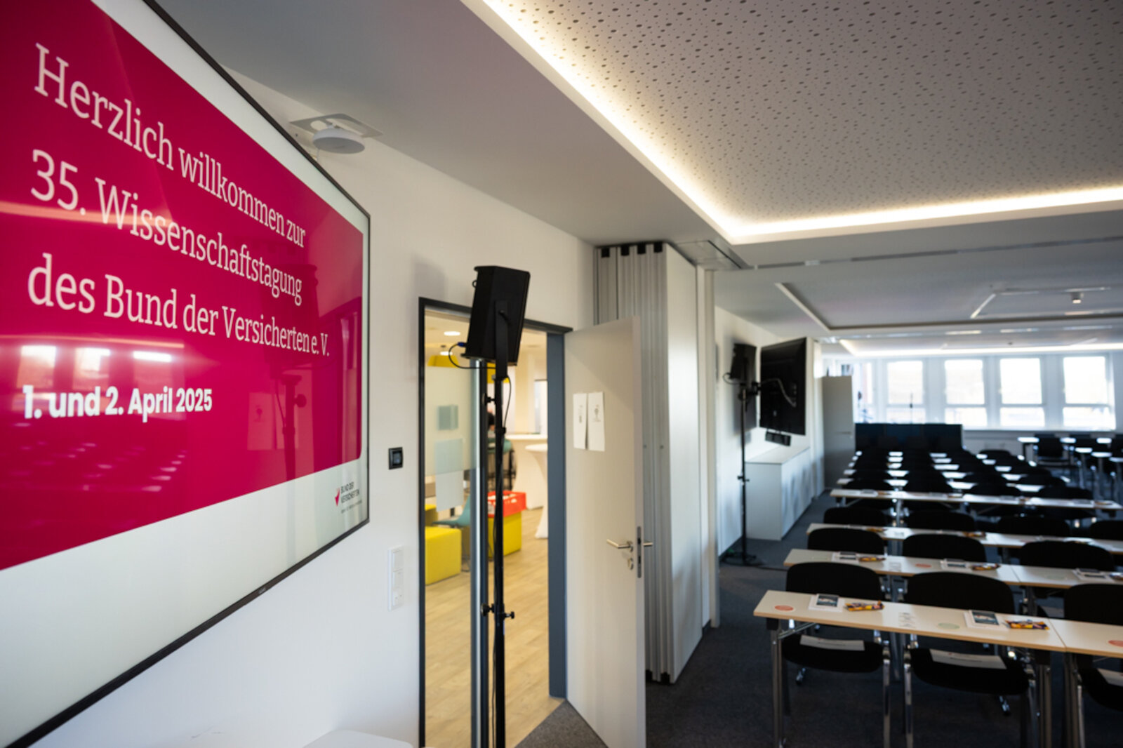 Das Bild zeigt einen möblierten Konferenzraum. | © Valeska Achenbach