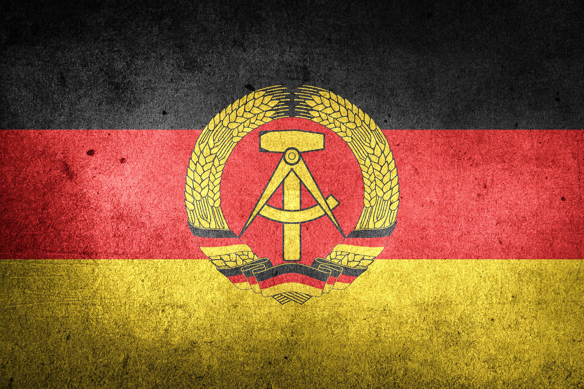 Auf dem Bild sieht man die Flagge der DDR | © chickenonline/pixabay