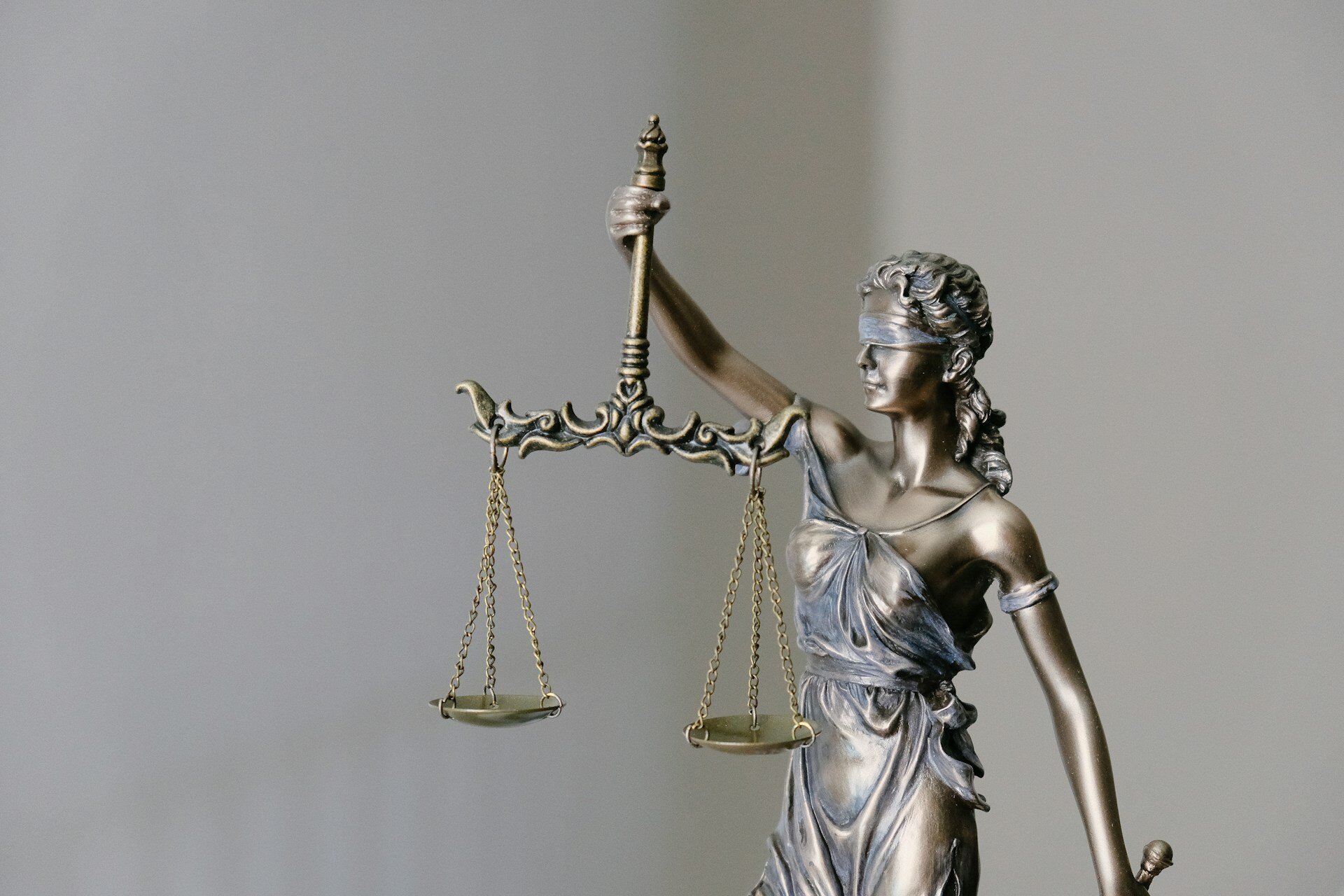 Auf dem Bild sieht man den Ausschnitt der Figur Justitia | © tingey injury law firm/unsplash