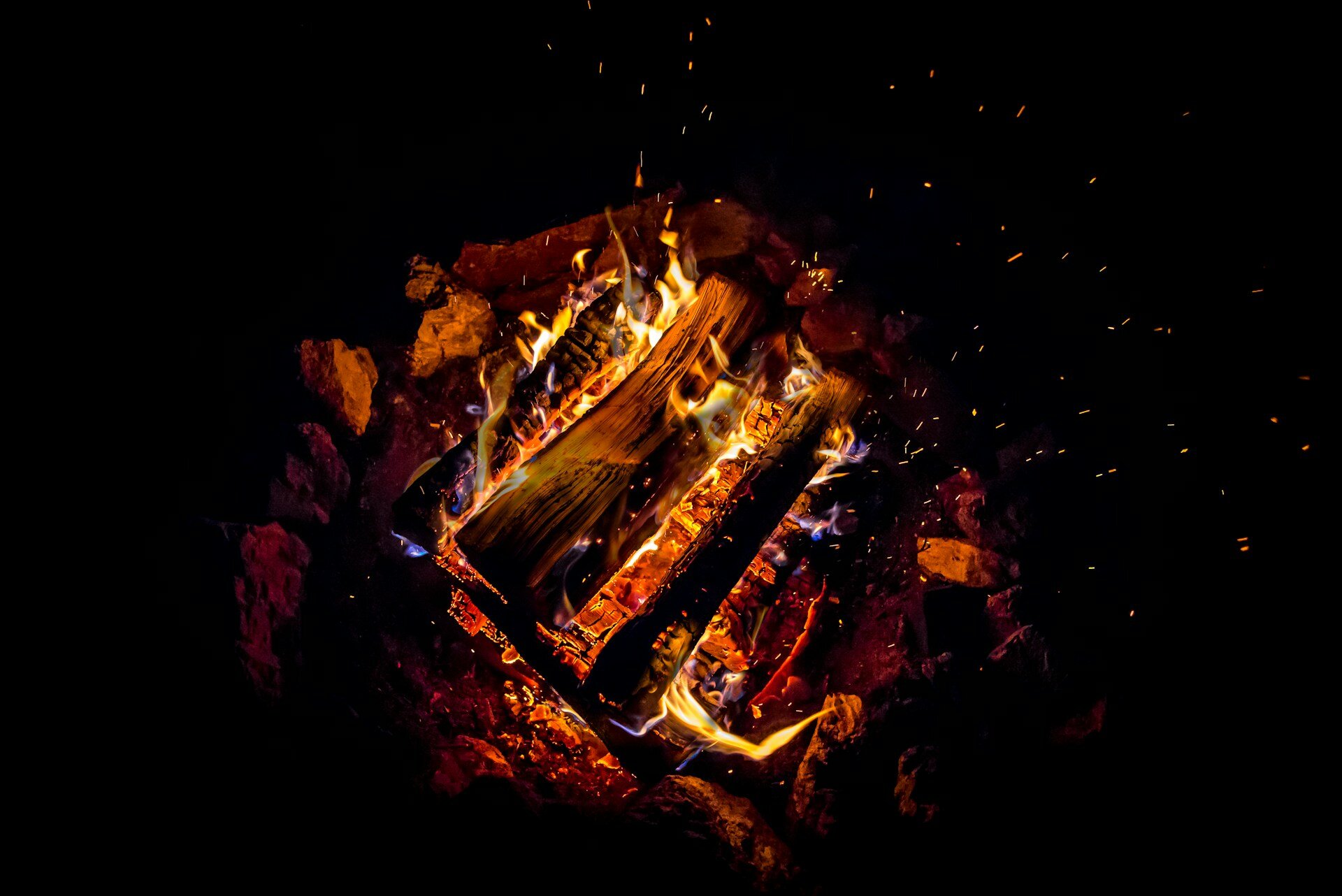 Das Bild zeigt ein brennendes Lagerfeuer | © Jackson Hendry / Unsplash