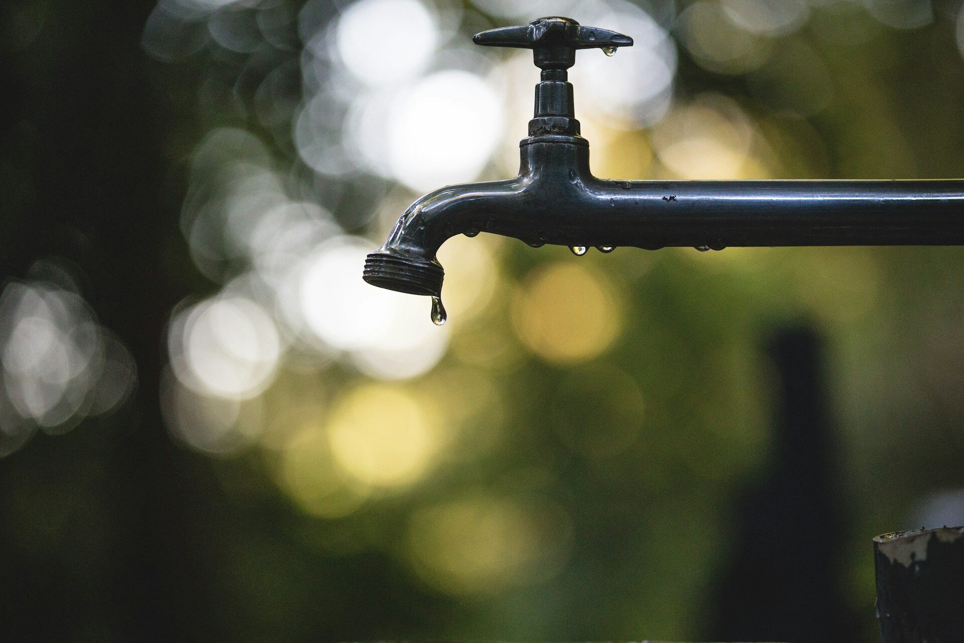 Ein tropfender Wasserhahn mit Wassertropfen. | © Luis Tosta / Unsplash