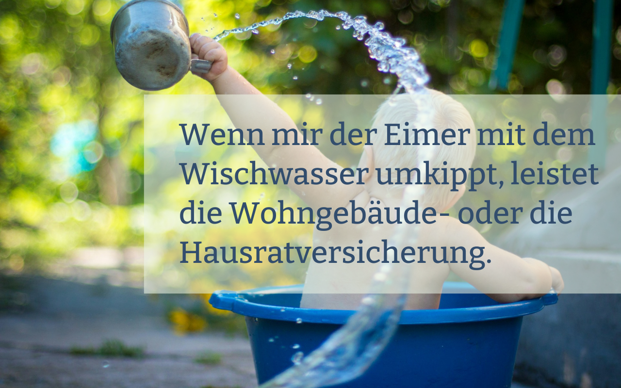 Das Bild zeigt ein planschendes Kleinkind in einem Badezuber im Garten. | © Lubomirkin / Unsplash