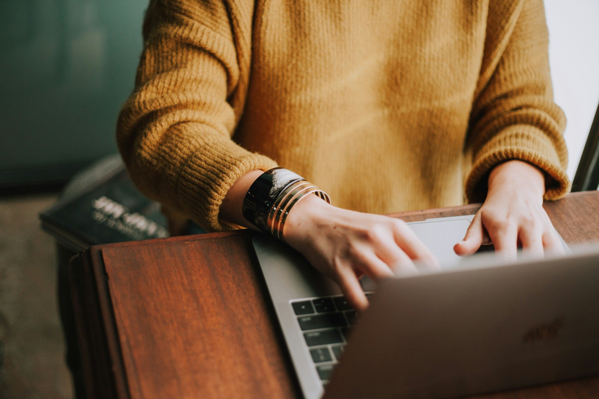 BU-Versicherung Worauf Sie bei den Gesundheitsfragen beachten sollten | © Christin Hume / Unsplash Hände einer Frau, die auf ihrem Laptop tippt. | © Christin Hume / Unsplash