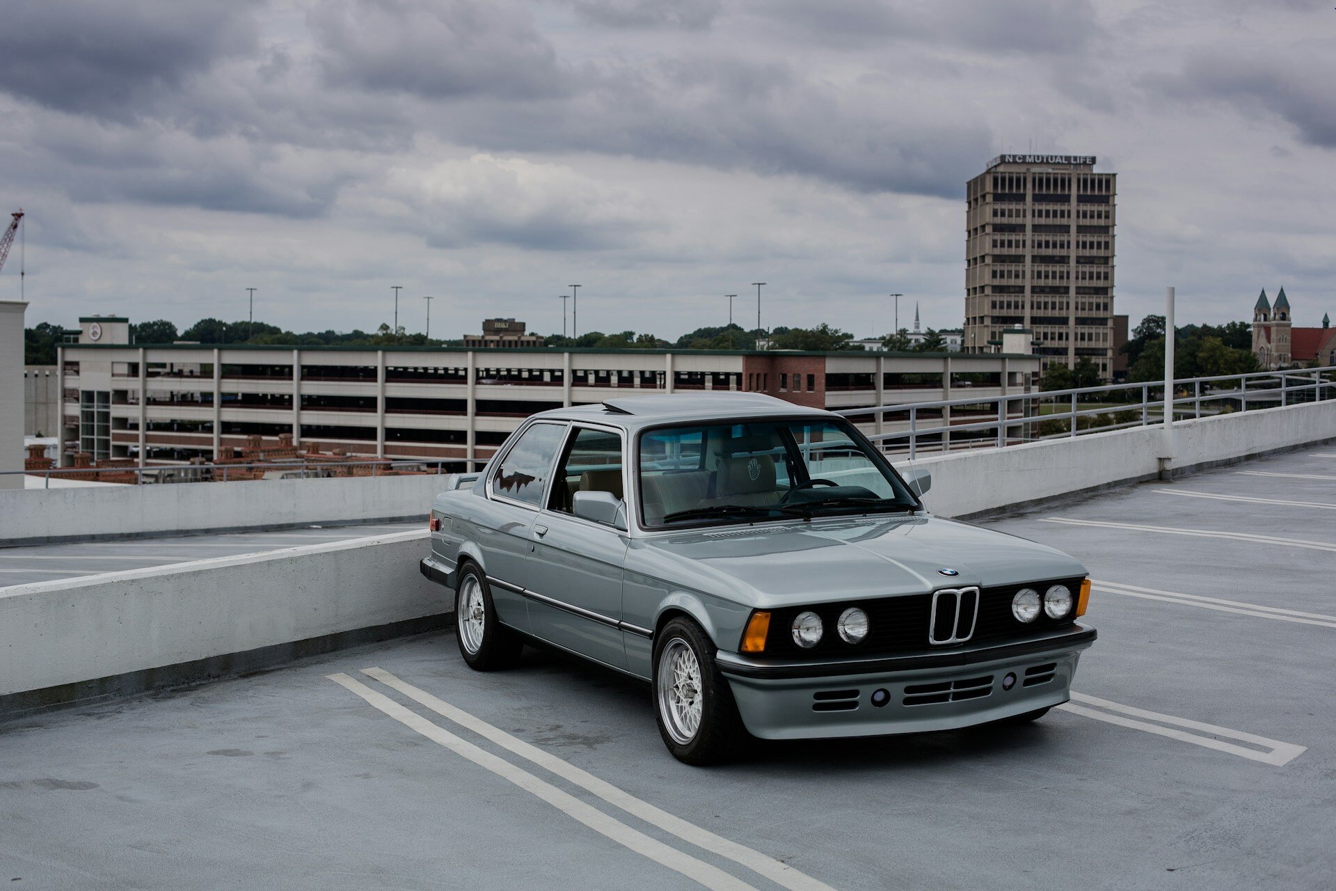 Das Bild zeigt einen silbernen Pkw auf einem Parkdeck | © Hayes Potter/Unsplash