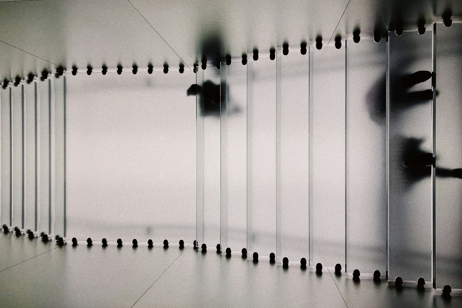 Intransparente und fehlerhafte AXA Widerrufsbelehrung bleibt bestehen | © Joshua- Rawson Harris / Unsplash Eine milchige Glastreppe auf der Menschen gehe von unten betrachtet. | © Joshua- Rawson Harris / Unsplash