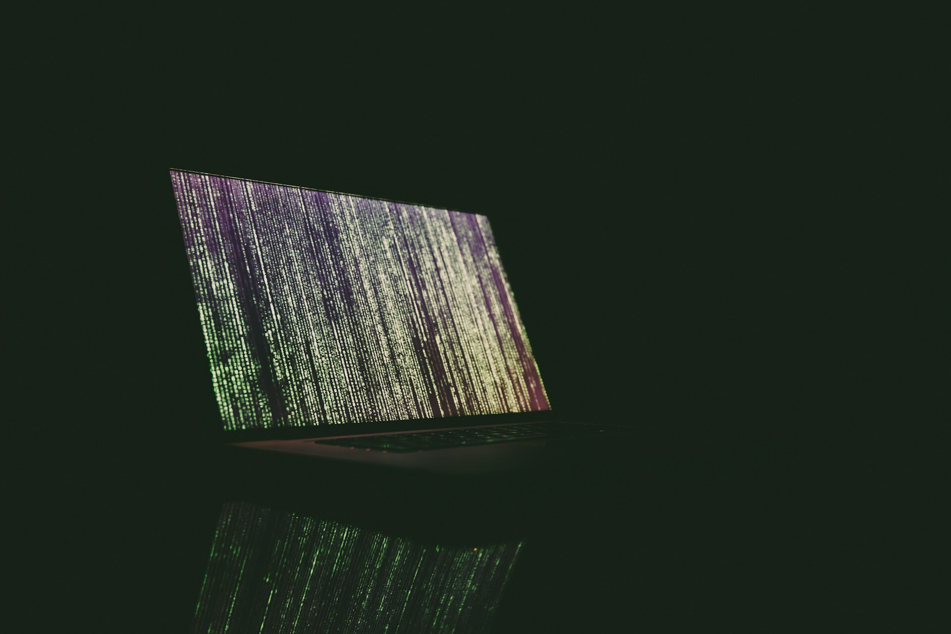 Das Bild zeigt einen aufgeklappten Laptop mit nicht erkennbaren Zahlenreihen | © Markus Spiske/Unsplash