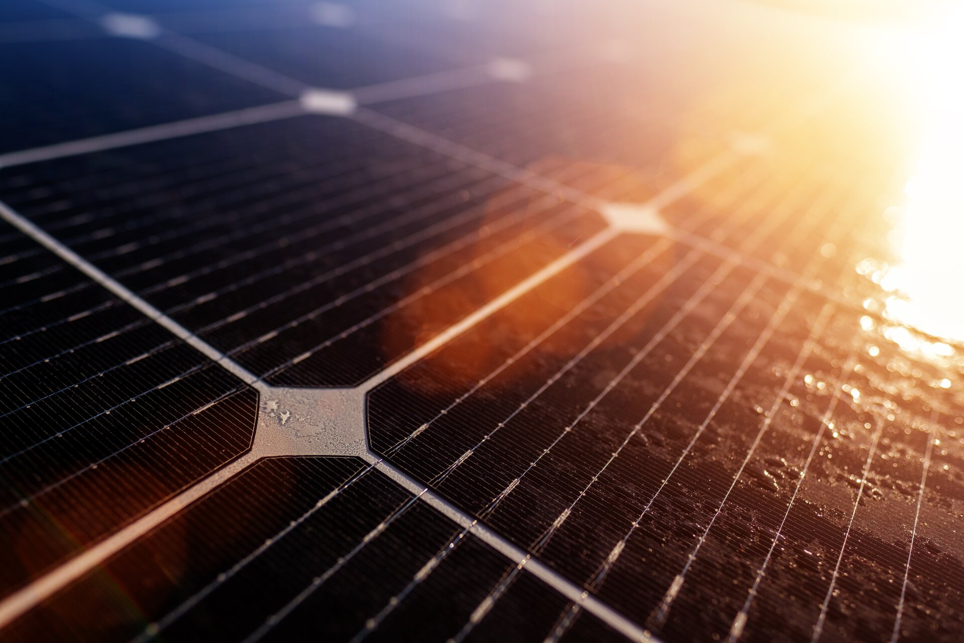 Auf dem Bild sieht man ein großes Solarpanel | © Bru-nO /Pixabay