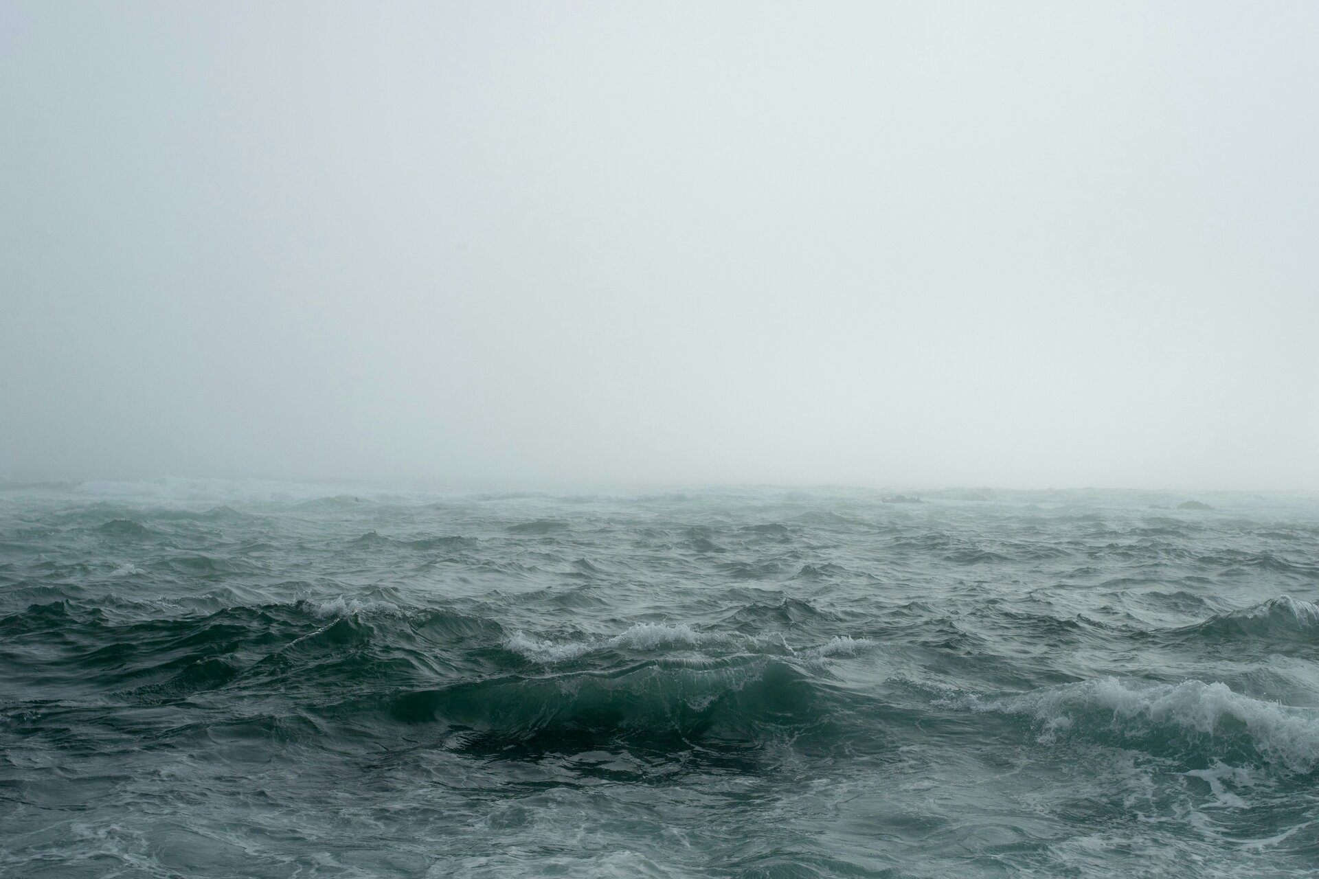 Das Bild zeigt ein vom Sturm aufgewühltes Meer | © John Towner/Unsplash